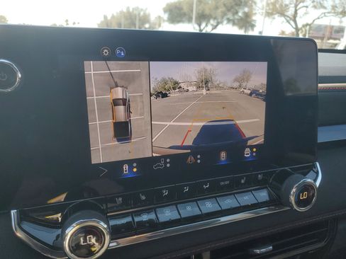 Used 2025 Chevrolet Colorado Z71 w/ Technology Package image 17