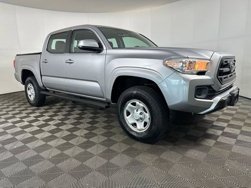 Used 2017 Toyota Tacoma 2WD Double Cab image 2