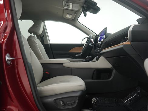 Used 2024 Toyota Grand Highlander Limited image 12