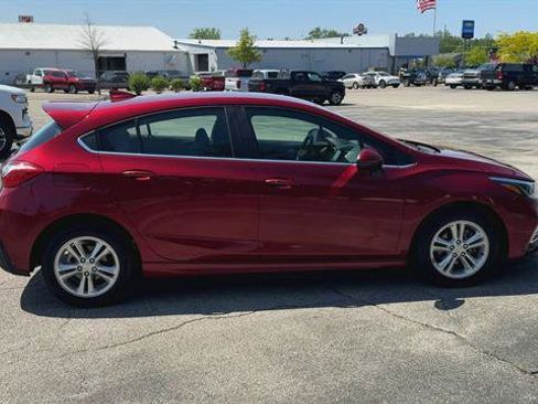 Used 2018 Chevrolet Cruze LT w/ Convenience Package FWD image 9