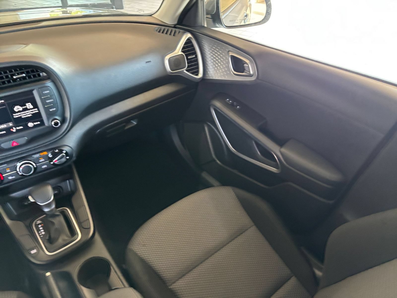 Used 2025 Kia Soul LX w/ LX Technology Package FWD image 32