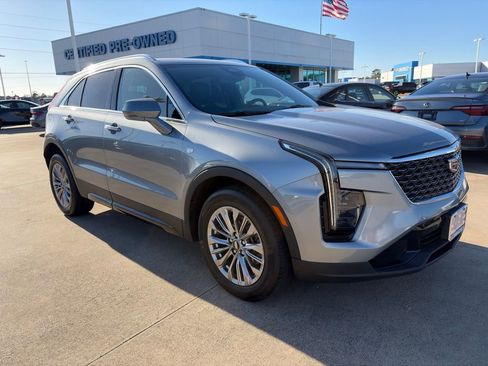 Used 2024 Cadillac XT4 Premium Luxury image 3