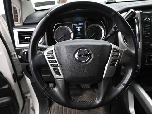 Used 2018 Nissan Titan SV w/ SV Convenience Package image 12