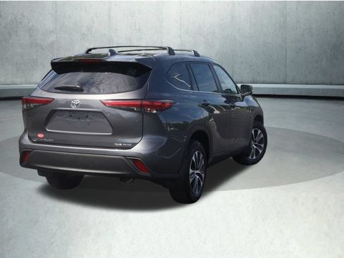Used 2023 Toyota Highlander XLE AWD/4WD image 22