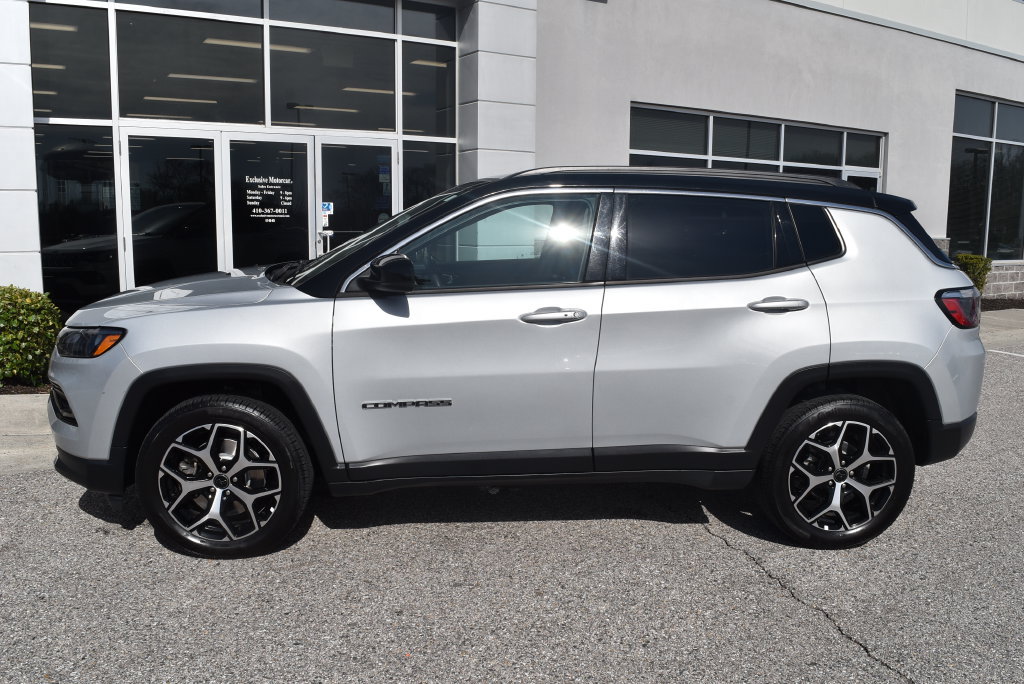 Used 2025 Jeep Compass Limited AWD/4WD image 4