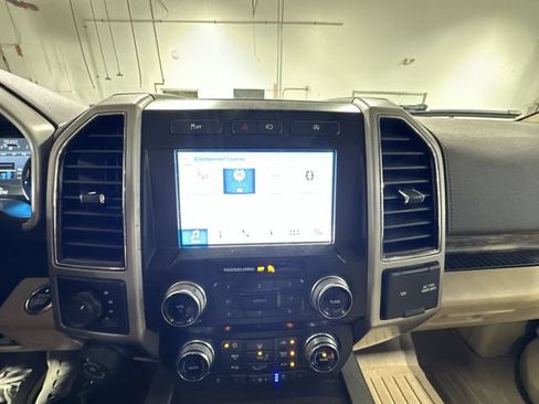 Used 2019 Ford F150 Lariat w/ Equipment Group 502A Luxury AWD/4WD image 24