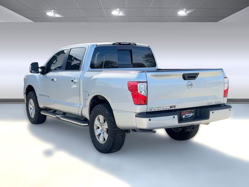 Used 2018 Nissan Titan SV w/ SV Convenience Package image 3