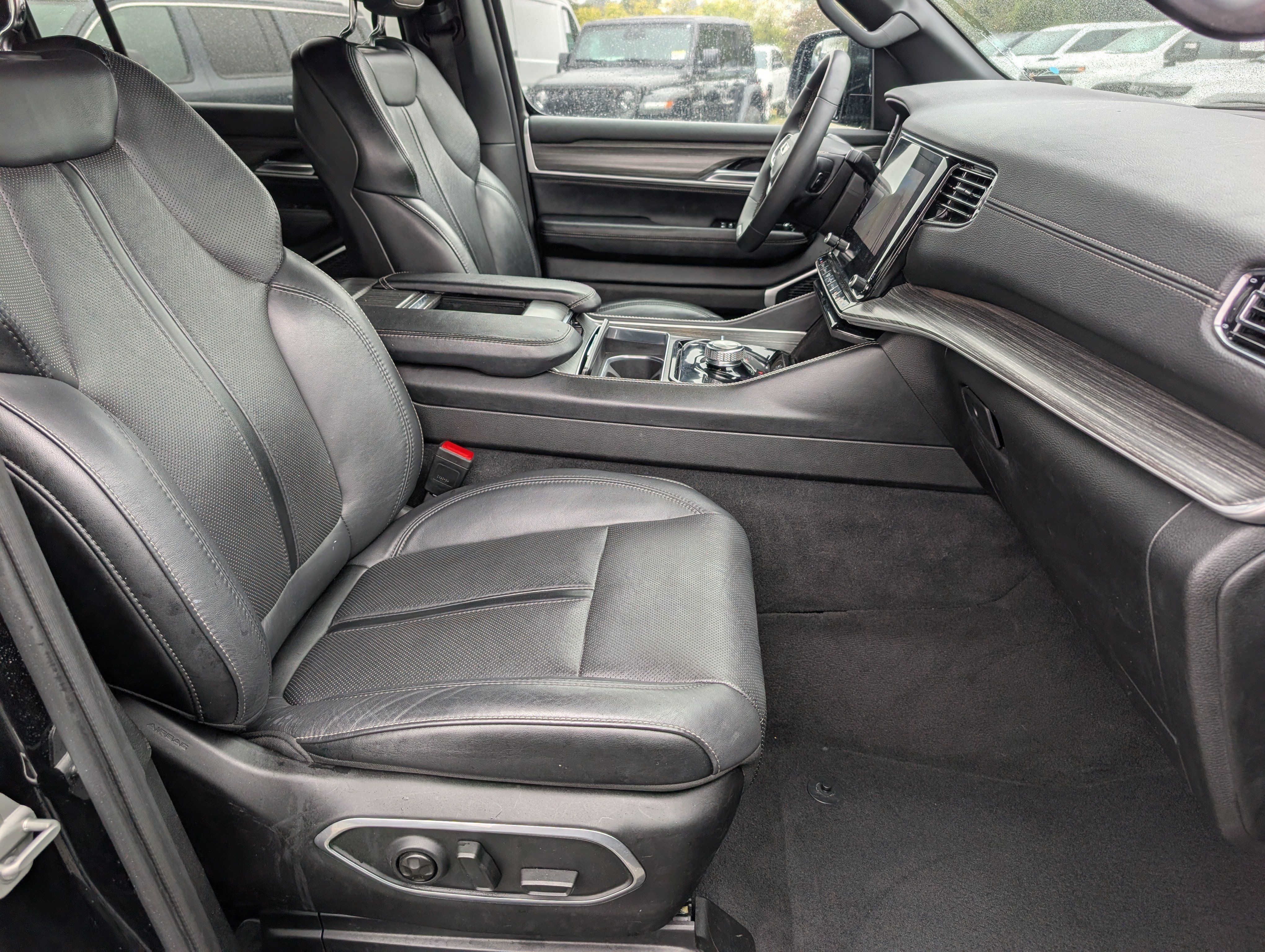 Used 2024 Jeep Wagoneer Series II w/ Flexible Seating Group AWD/4WD image 11