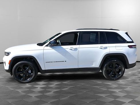 Used 2023 Jeep Grand Cherokee Altitude AWD/4WD image 2