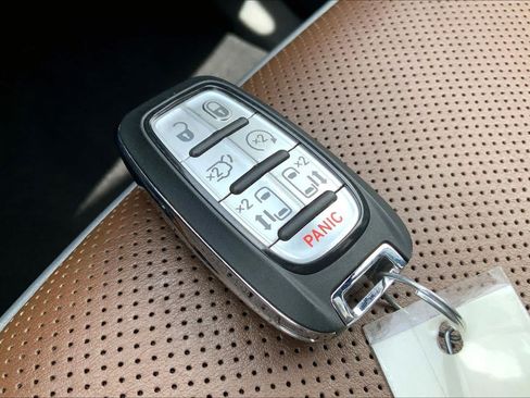 Used 2020 Chrysler Pacifica Limited w/ Advanced Safetytec Group FWD image 15