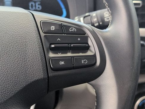 Used 2025 Hyundai Venue SEL FWD image 21