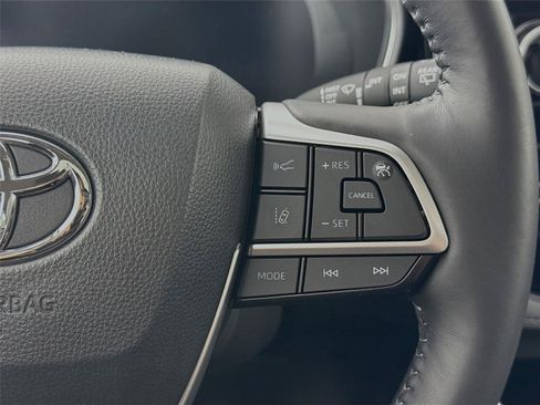 Used 2024 Toyota Highlander Limited AWD/4WD image 18