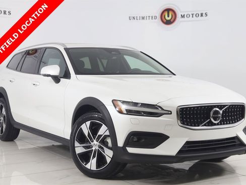 Used 2024 Volvo V60 B5 Cross Country Plus image 1