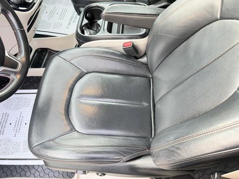 Used 2018 Chrysler Pacifica Touring-L FWD image 13