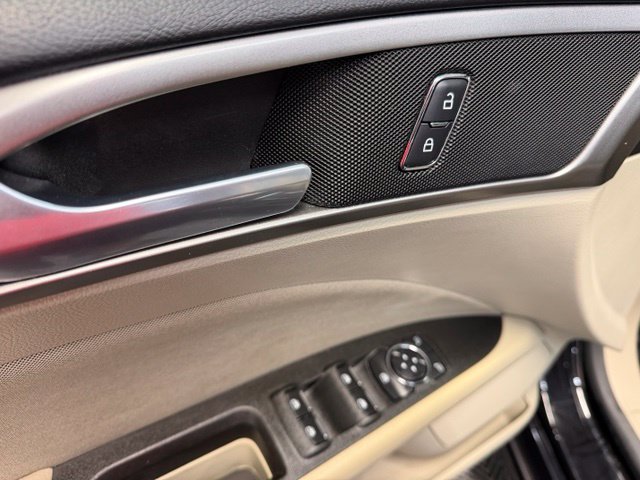 Used 2019 Ford Fusion SE FWD image 12
