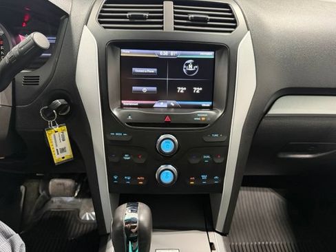 Used 2014 Ford Explorer XLT w/ Equipment Group 201A AWD/4WD image 16
