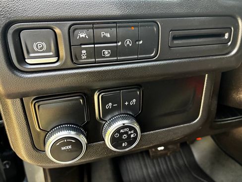 Used 2023 GMC Yukon XL SLT w/ SLT Premium Package RWD image 28