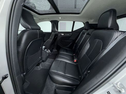 Used 2025 Volvo XC40 B5 Plus image 12