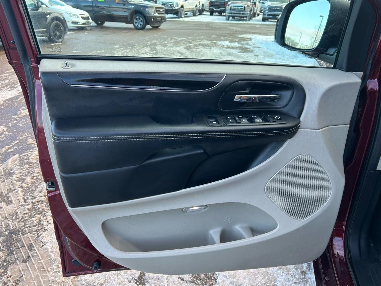 Used 2018 Dodge Grand Caravan SXT FWD image 13