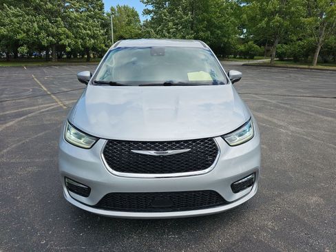 Used 2023 Chrysler Pacifica Touring-L FWD image 9