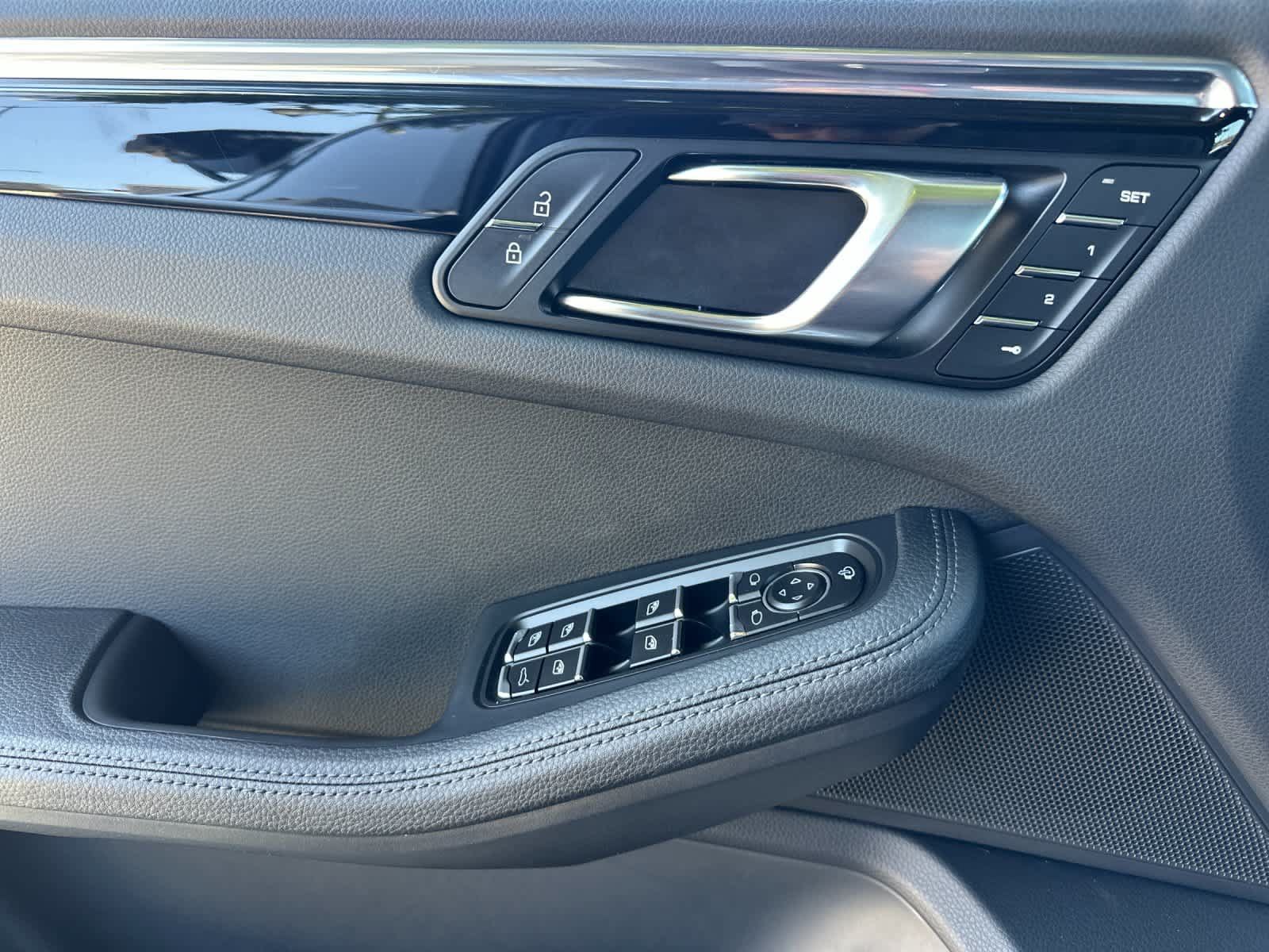 Certified 2025 Porsche Macan AWD/4WD image 12