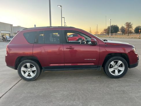 Used 2016 Jeep Compass Latitude image 2