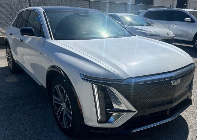 Used 2024 Cadillac Lyriq Luxury AWD/4WD image 2