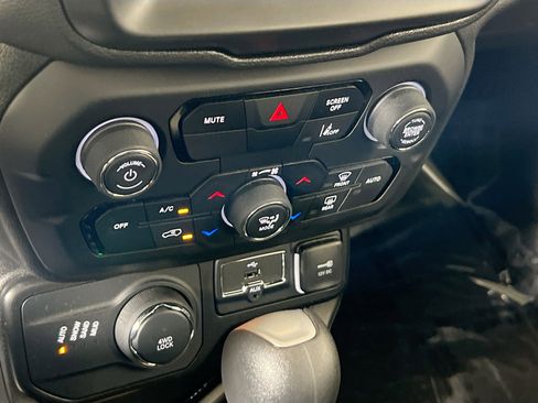 Used 2022 Jeep Renegade Latitude w/ Sun/Sound Group image 16