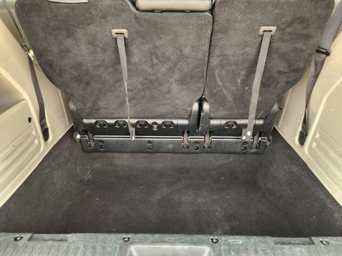 Used 2014 Chrysler Town & Country Touring FWD image 32