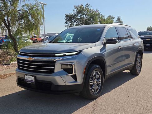 Used 2025 Chevrolet Traverse LT w/ Enhanced Driving Package FWD image 4