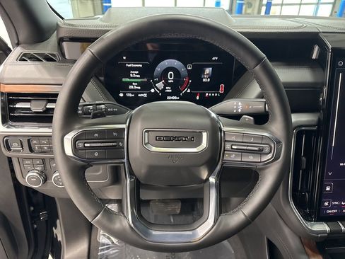 Used 2025 GMC Yukon XL Denali image 12