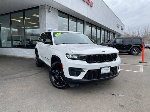 Used 2023 Jeep Grand Cherokee Altitude AWD/4WD image 3