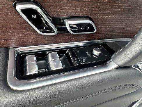 Used 2023 Land Rover Range Rover Autobiography image 12