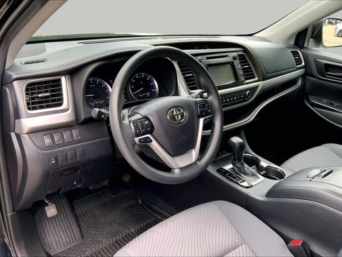 Used 2019 Toyota Highlander LE AWD/4WD image 18