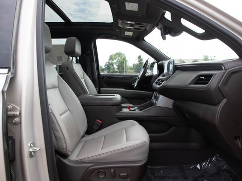 Used 2023 GMC Yukon XL SLT w/ SLT Premium Package AWD/4WD image 13