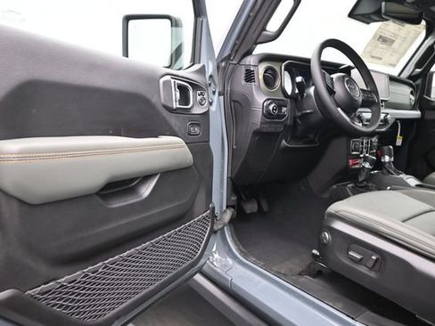 Used 2025 Jeep Gladiator Mojave AWD/4WD image 4