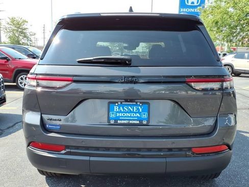 Used 2023 Jeep Grand Cherokee Altitude AWD/4WD image 9