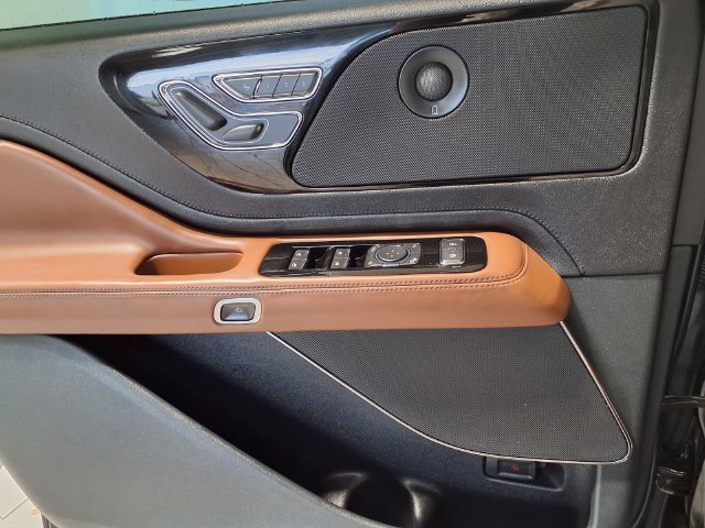 Used 2022 Lincoln Aviator Reserve w/ Elements Package Plus AWD/4WD image 18