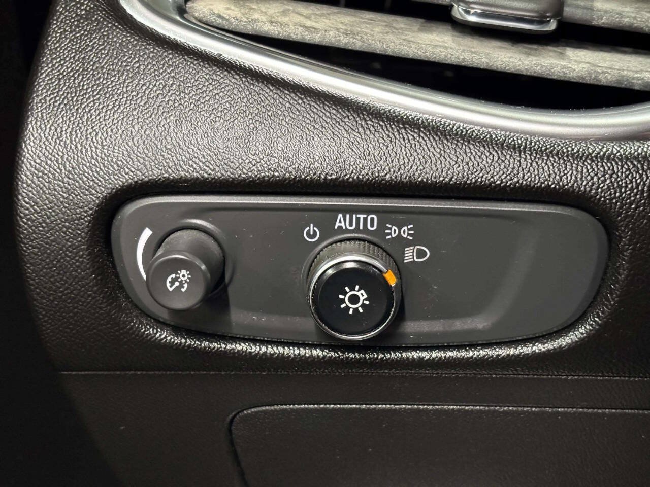 Used 2018 Chevrolet Malibu LT FWD image 31