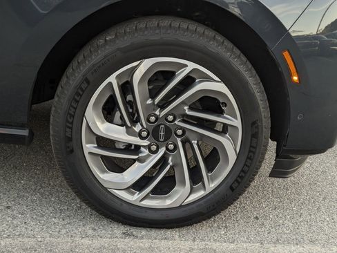 Certified 2025 Lincoln Navigator Reserve image 12