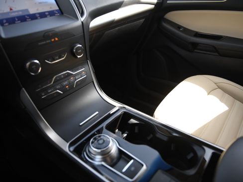 Used 2020 Ford Edge SEL w/ Convenience Package FWD image 19