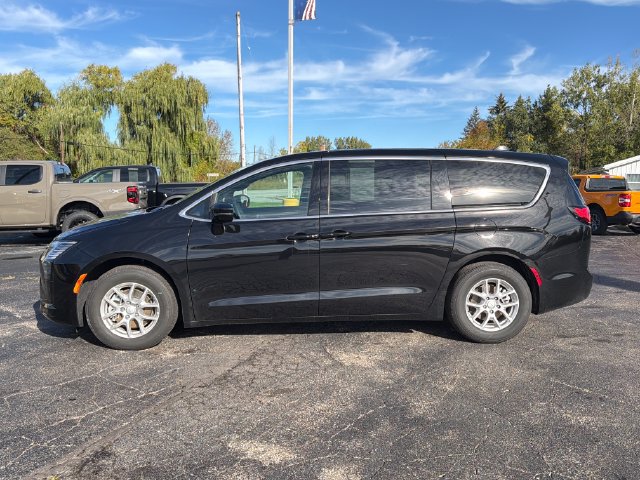 Used 2027 Chrysler Pacifica Select FWD image 3
