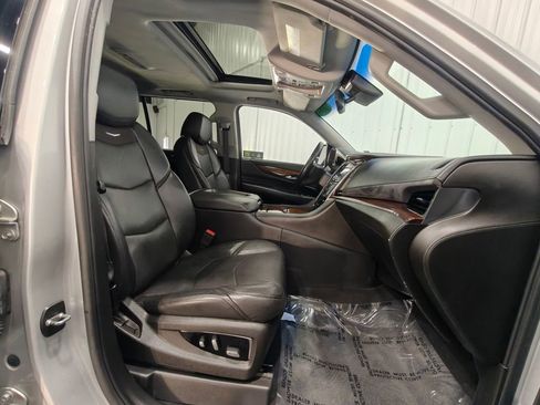 Used 2016 Cadillac Escalade ESV Luxury AWD/4WD image 28