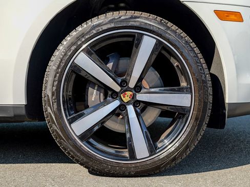 Used 2025 Porsche Macan AWD/4WD image 11