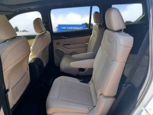Used 2023 Jeep Grand Cherokee L Limited w/ Luxury Tech Group II AWD/4WD image 23