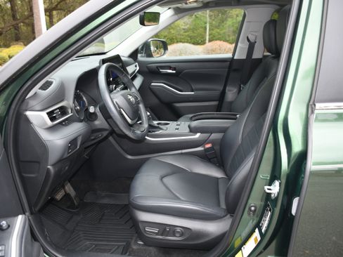 Used 2023 Toyota Highlander XLE image 8