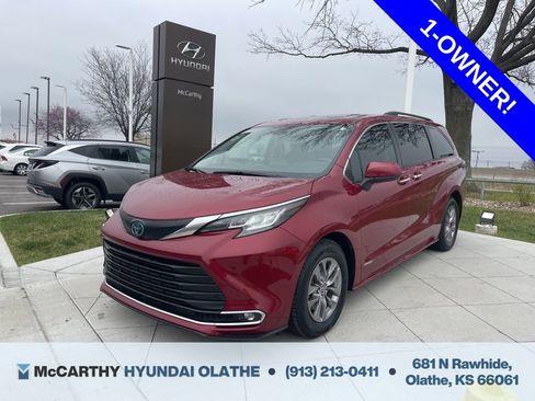 Used 2021 Toyota Sienna XLE w/ XLE Plus Package FWD image 1