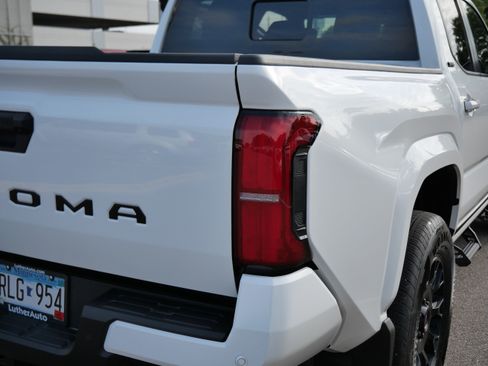 Certified 2025 Toyota Tacoma SR5 AWD/4WD image 18
