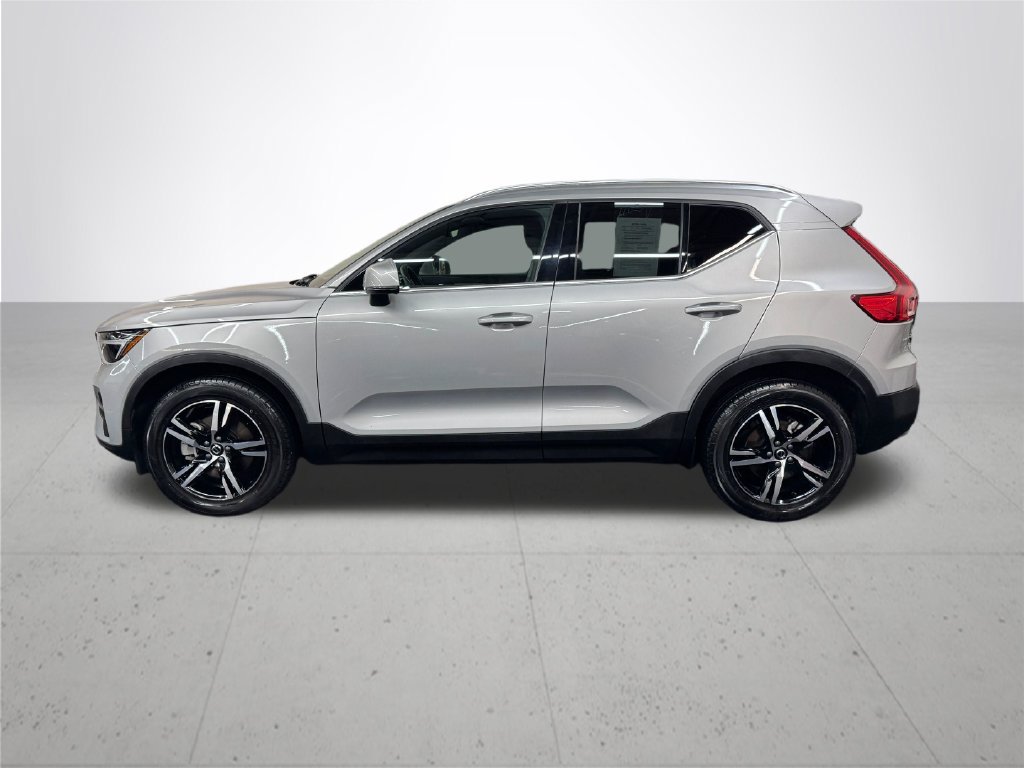 Used 2024 Volvo XC40 B5 Core AWD/4WD image 3