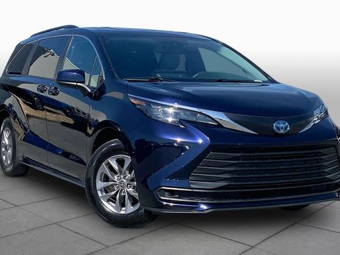 Used 2025 Toyota Sienna LE w/ LE Plus Package AWD/4WD image 3